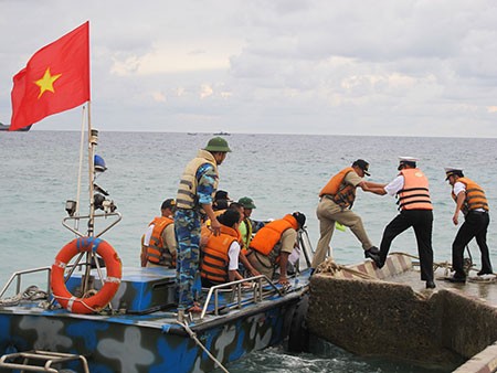 Echanges entre les marines vietnamienne et philippine sur l’île Song Tu Tây - ảnh 1